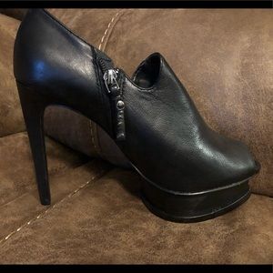 Gianni Bini black leather pump